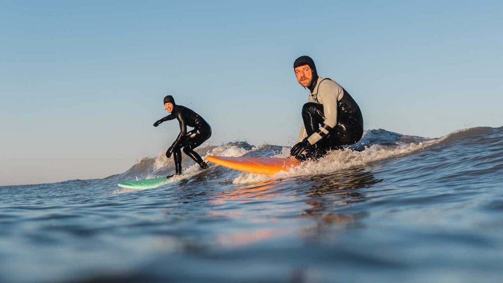 Leren surfen: wetsuits